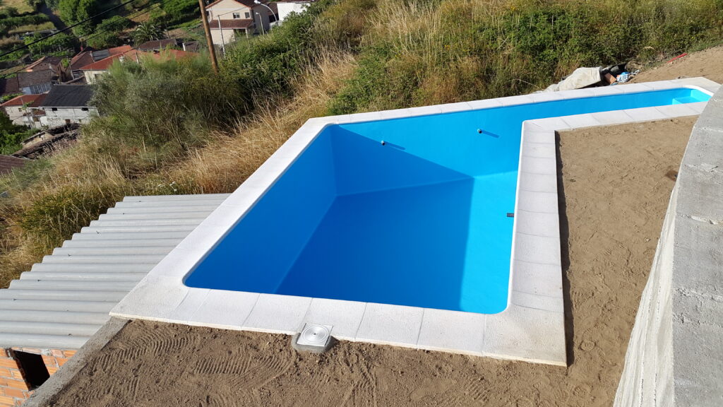 Impermeabilización terminada en piscina exterior Impermeabilización terminada en piscina exterior