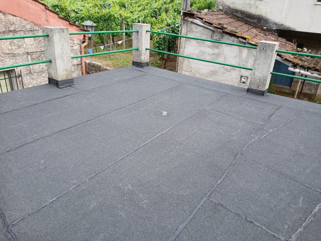 Terraza impermeabilizada con lámina autoprotegida Terraza impermeabilizada con lámina autoprotegida