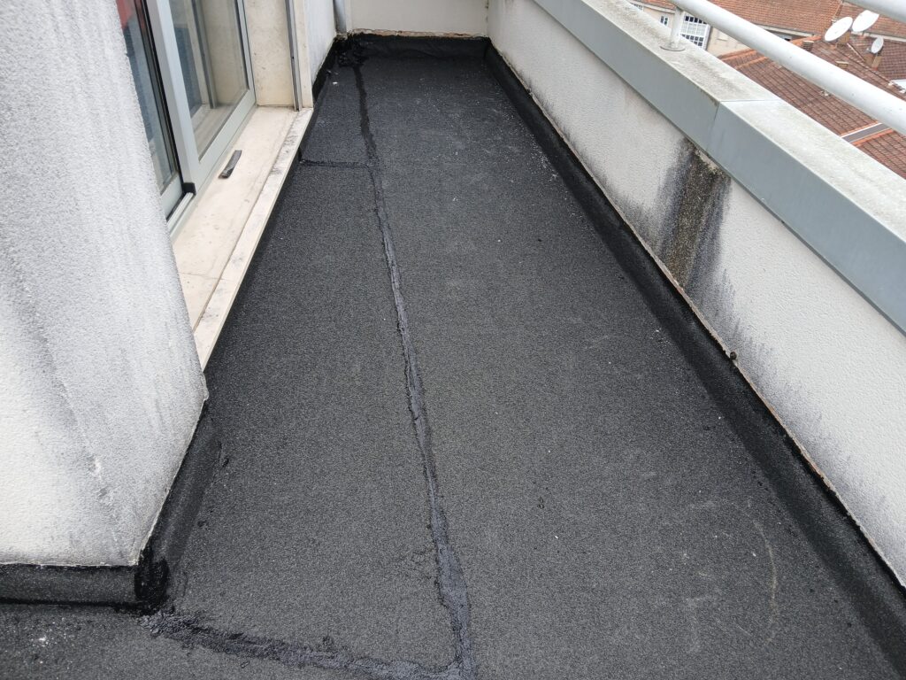 Instalación de lámina impermeabilizante en una cubierta